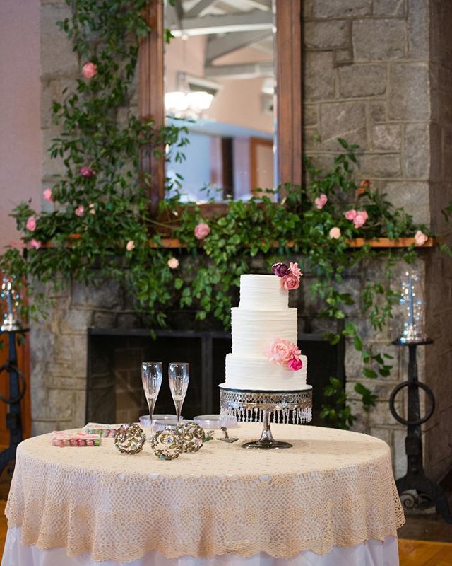 PalmettoDuo's tweet photo. Lovely floral details at a recent Pine Island wedding!  #forevertokeese @daze_a_craze https://t.co/VdY388lD6z https://t.co/MpzVWZJ0tl