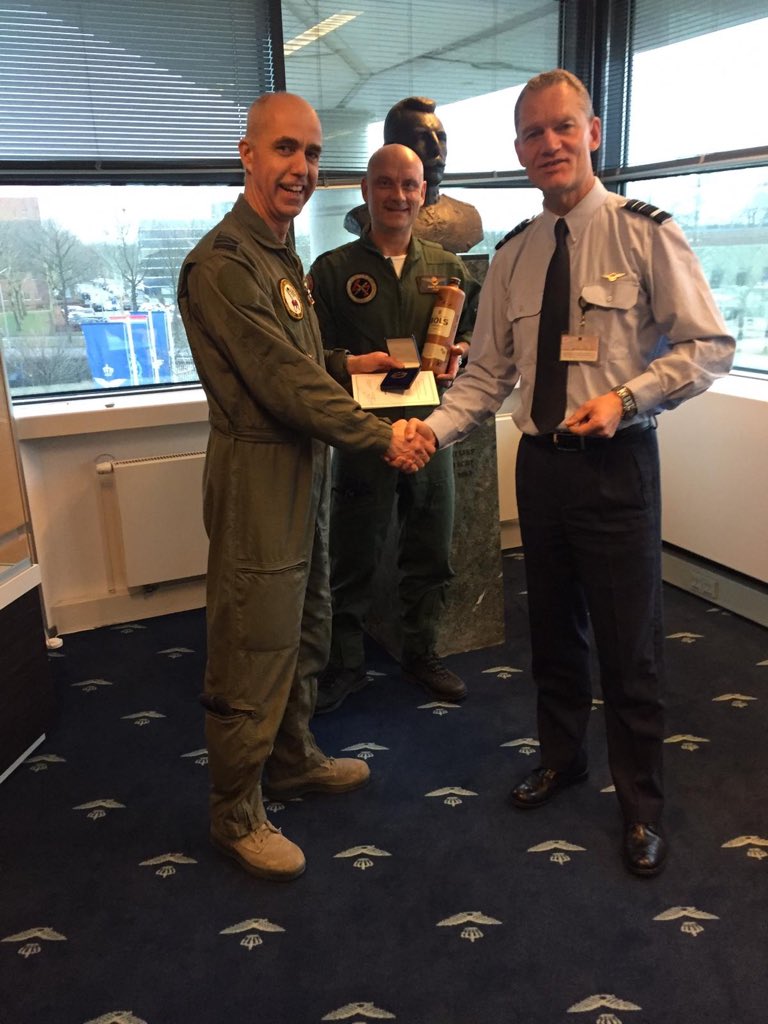 andresteur's tweet photo. Gevechts Insigne voor onze “Cake”. Weliswaar wat laat (mea culpa), maar welverdiend. Goed te zien dat ook onze senior leaders gewoon voorop gaan in de strijd! #Airpower #ATFME #EenTeamEenTaak @Jvd_Tweet @dennisluyt @Kon_Luchtmacht @Defensie https://t.co/3XpGXmPIFG