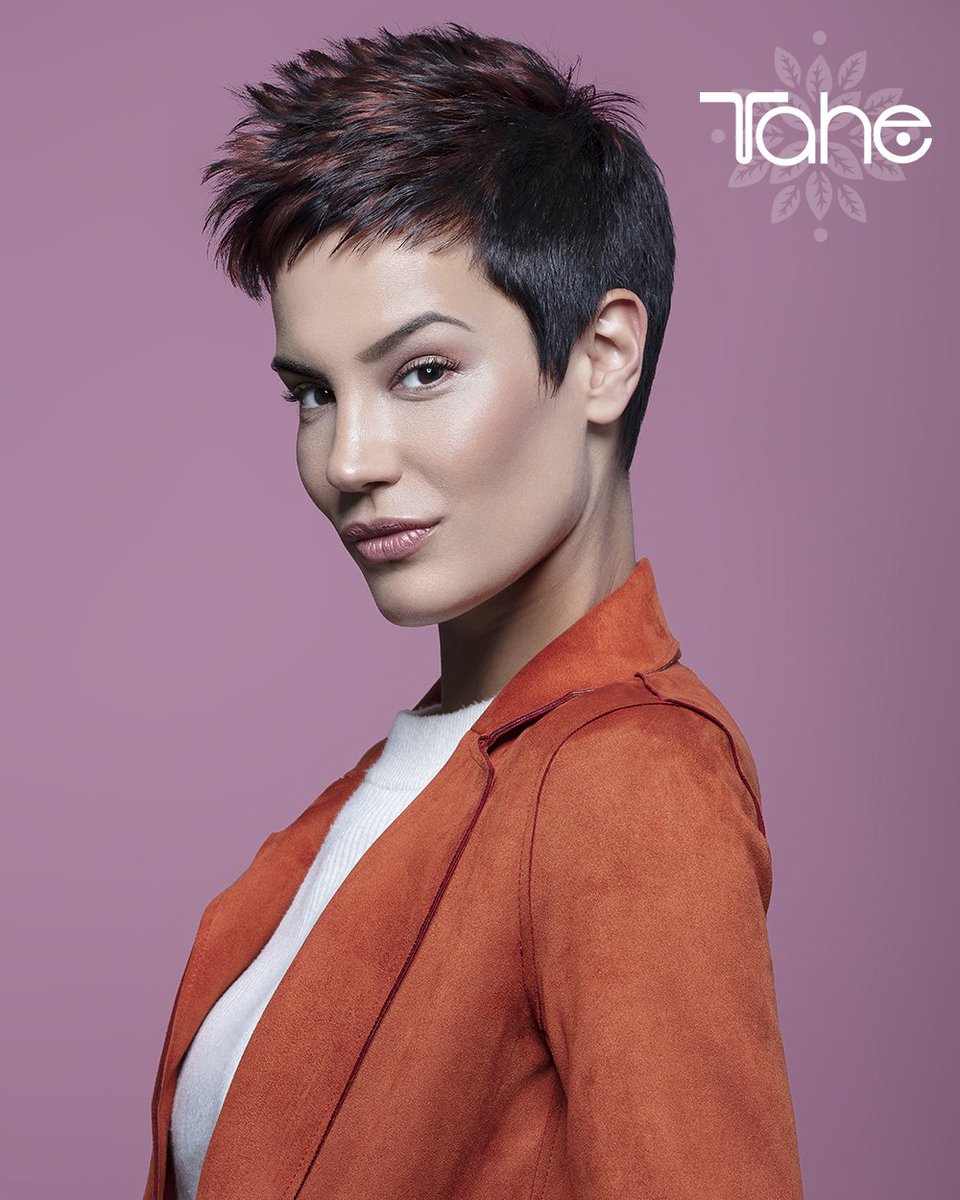 taheoficial's tweet photo. NEW AGE COLLECTION - ANNA para las más atrevidas 💣 Corte estilo Pixie: apetecible, sexy y transgresor, texturizado con mechas en la parte frontal. Mismo corte, dos estilos diferentes #NewAgeCollection #guapacontahe #Tahe #hairartist #hairtrends https://t.co/mmGJHpcZQr