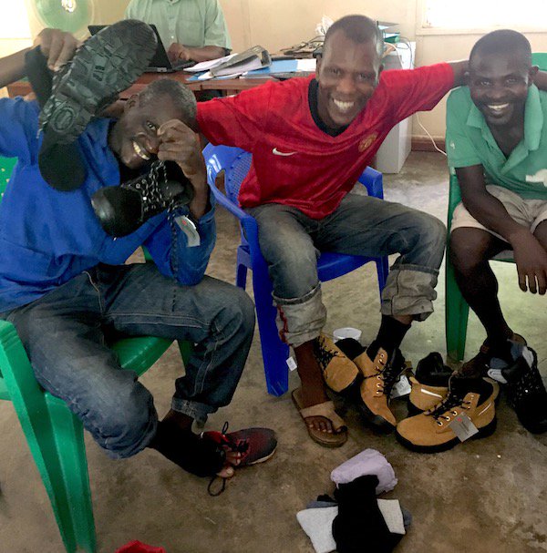 These TT gardeners are looking pleased with their new work boots in Salima, Malawi. tuesdaytrust.ie/blog/2019/01/1…