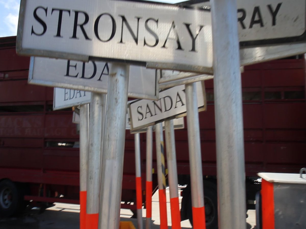 Our new video on working with sites threatened by coastal erosion is live. Featuring residents of Sanday, Orkney and colleagues from the USA, @FPANLive  <a href="/HistEnvScot/">Historic Environment Scotland</a>  <a href="/StirUni/">University of Stirling</a>  <a href="/univofstandrews/">University of St Andrews</a>  - it can be seen here:
youtu.be/z7NsOqkrGSs