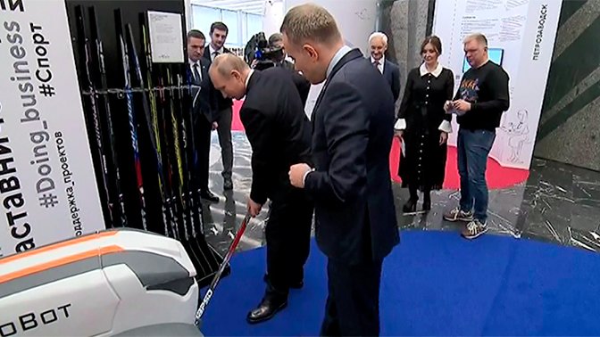 zvezdanews on Twitter: "Путину подарили инновационную клюшку из ...