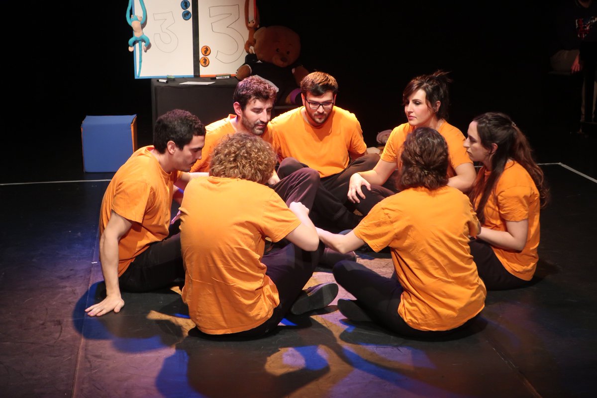 Calamburteatro's tweet photo. En el match de improvisación es muy importante la concentración y la buena comunicación del equipo. Gracias a esto, el estreno del Campeonato Intergeneracional fue todo un éxito en la @nave_73 #matchdeimpro #match #improvisacion #trabajoenequipo https://t.co/e2Z3K7KIlP