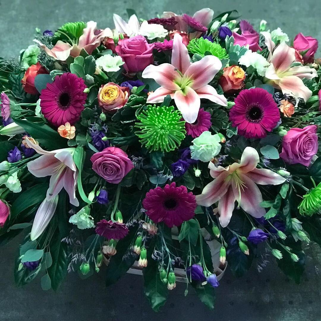 Raysflorist's tweet photo. #funeraltribute #vibrant #orange #lime #cerise #purple #lily #rose #blooms #germini #gerbera #carnation #raysflorist #professionalflorist #casketspray #colourful https://t.co/4tpuKI2u4K