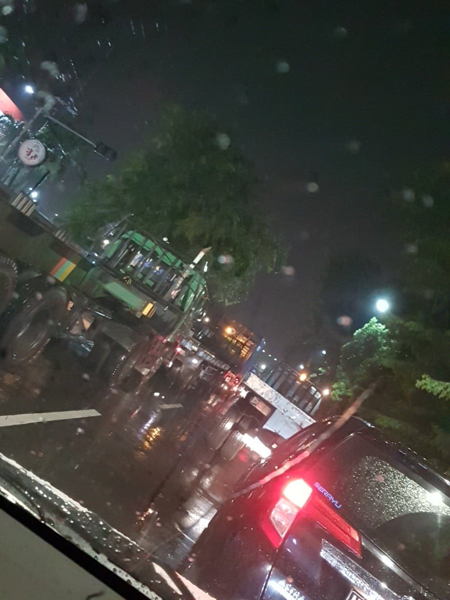 deenee_ayu's tweet photo. Jalur arah perak barat menuju arah pelabuhan macet total gak bergerak. Ekor macet sudah sampe kluar pintu tol Perak. Mohon info donk ada apa ya @e100ss https://t.co/jRrqh5FHEG