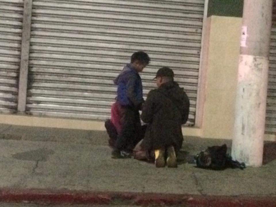 #DenunciaCiudadana
"En la 14 avenida zona 3 de Xela, siendo las 9:15 PM, los niños entregan “cuentas” a este tipo, de lo recaudado durante el día haciendo malabares.
@PGNguatemala .