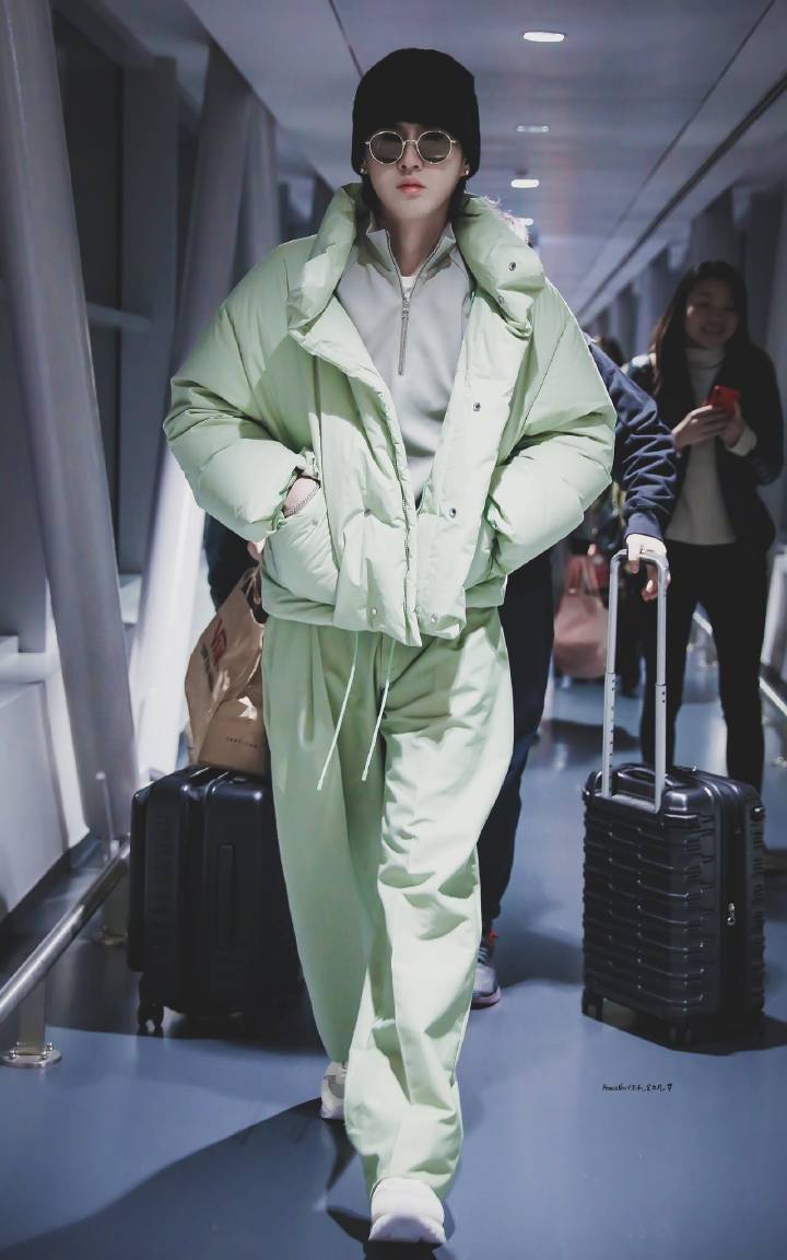 DiorNovR's tweet photo. #KrisWu #WuYiFan #吴亦凡 #model #LouisVuitton #LVMenFW19 #LVFM19 #LV #Vuitton #virgilabloh  #parisfashionweek #paris #fashion #pfw #LVMenSS19 https://t.co/X9a4lXBUcF