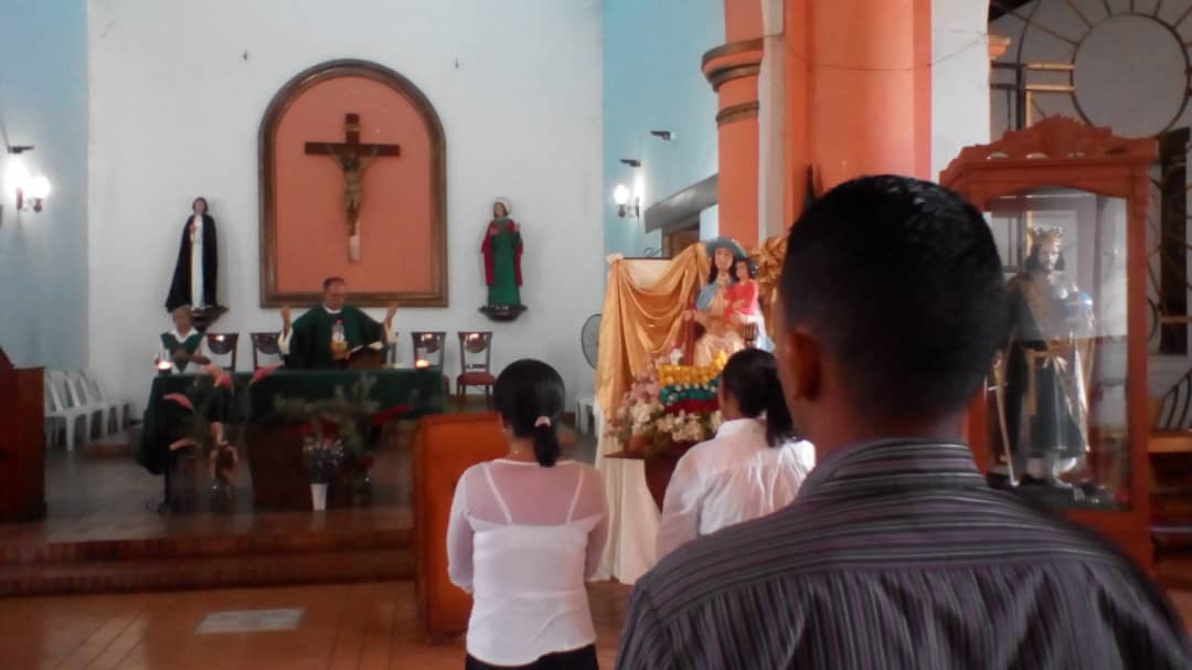 NotiEducate's tweet photo. #EnFotos | Santa Misa🙏 en Acción de Gracias  #DiaDelMaestroyLaMaestradía en el Templo San Fernando Rey municipio #Ospino. Enseñar no es transferir  conocimiento, sino crear las posibilidades para su producción o  construcción. 
@NicolasMaduro @rafaelcalles @MPPEDUCACION https://t.co/JxriIwpPkB