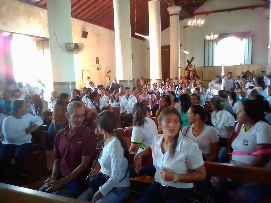 NotiEducate's tweet photo. #EnFotos | Santa Misa🙏 en Acción de Gracias  #DiaDelMaestroyLaMaestradía en el Templo San Fernando Rey municipio #Ospino. Enseñar no es transferir  conocimiento, sino crear las posibilidades para su producción o  construcción. 
@NicolasMaduro @rafaelcalles @MPPEDUCACION https://t.co/JxriIwpPkB