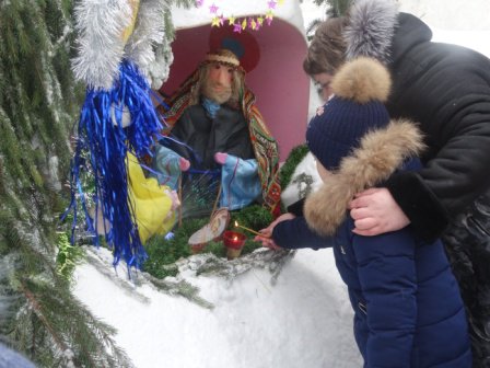 Рождество! Рождество! Все мечты сбываются. И в вертепе для всех двери открываются!