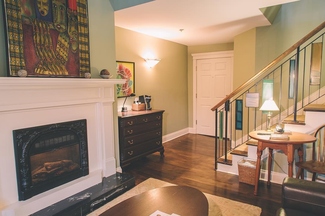 Each one of our romantic hideaway suites has a beautiful fireplace so you can keep cozy ☺️

thegreatgeorge.com/our-rooms/roma…