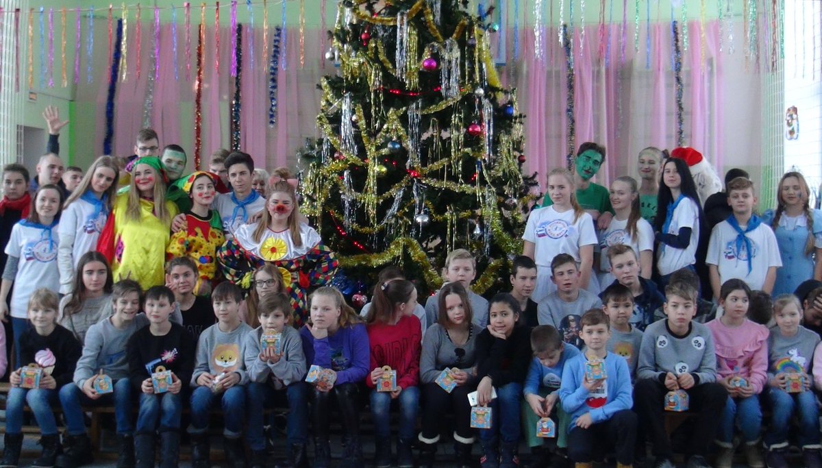 Акция "Рождественский подарок" превратилась в настоящую Рождественскую сказку. 8 января 150 ребят из Некрасовской школы - интерната встретились с юнимировцами. 

#ОПОО #НКО #ЮностьИМир