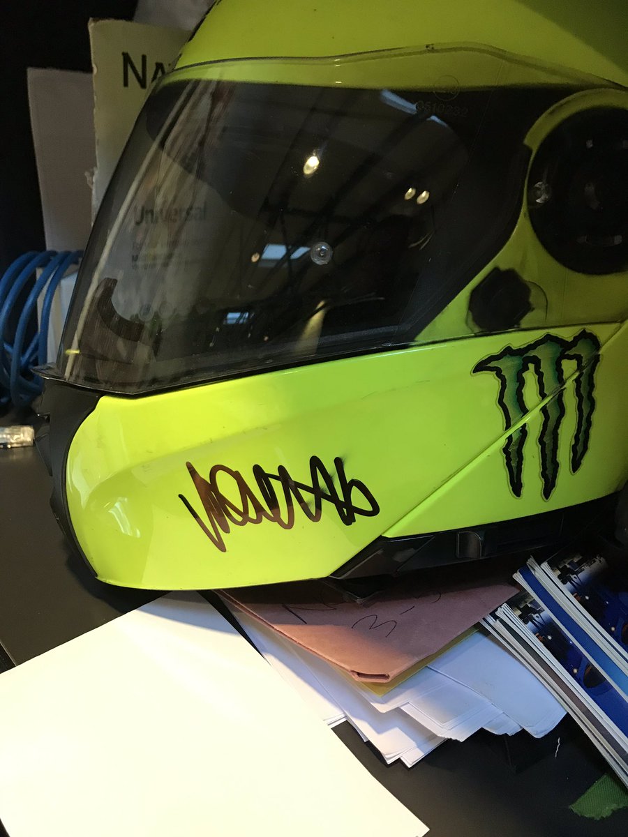 Ulivo46's tweet photo. @ValeYellow46 ...non mi sembra giusto tenerla solo per me...in fondo ci sei anche te,e l’hai fatta te!!!!
#grandevale #ilpesaresechetiamadasempre #daivale #massacralitutti https://t.co/UY83NyzHyl