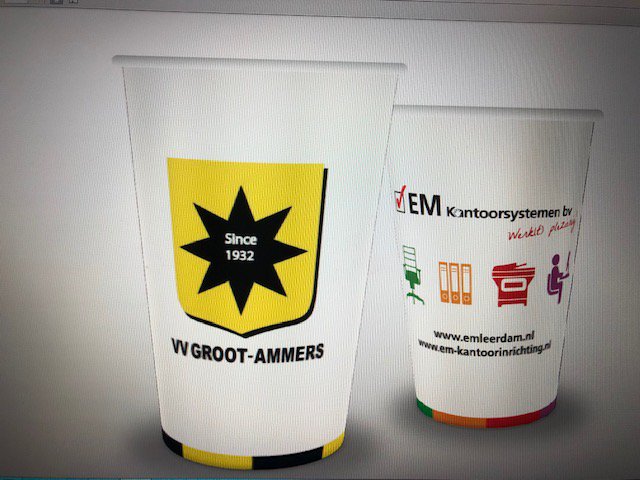 Voor in de (sport)kantine, beurzen, maar ook binnen uw eigen organisatie zijn bedrukte koffie bekers een mooi promotie middel. Het klinkt misschien gek maar is wel effectief. emleerdam.nl/koffiebekers-b…