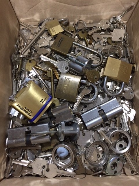 moathomes's tweet photo. So, we’ve started collecting old keys to #Donate to @NKF_UK for #recycling…. haven't we done well! Who knew it was even a thing?!  Check out their website to see what else they recycle – a kick start to your #January clear out perhaps? https://t.co/JrKTkNZ73O  #kidney #charity https://t.co/k74SEMuFUB
