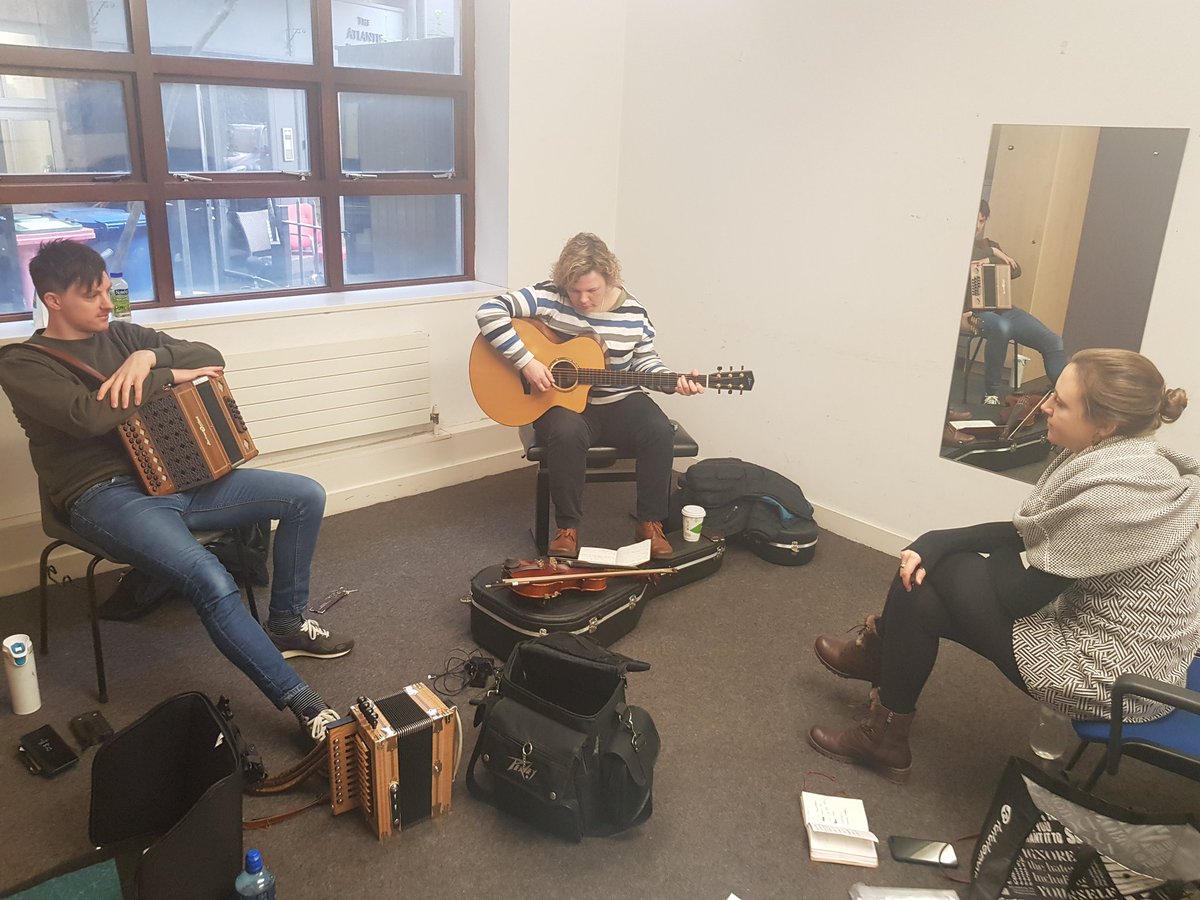 MuireannNic's tweet image. Ag obair go diain le Damien Mullane, Siobhán Miller agus Anna Massie. Putting a show together for our #musicnetwork tour. Hitting Dublin tomorrow (Wed), then around the country we go!

Alba is Éire abú! 🇮🇪🏴󠁧󠁢󠁳󠁣󠁴󠁿

Dates here:

musicnetwork.ie/concerts