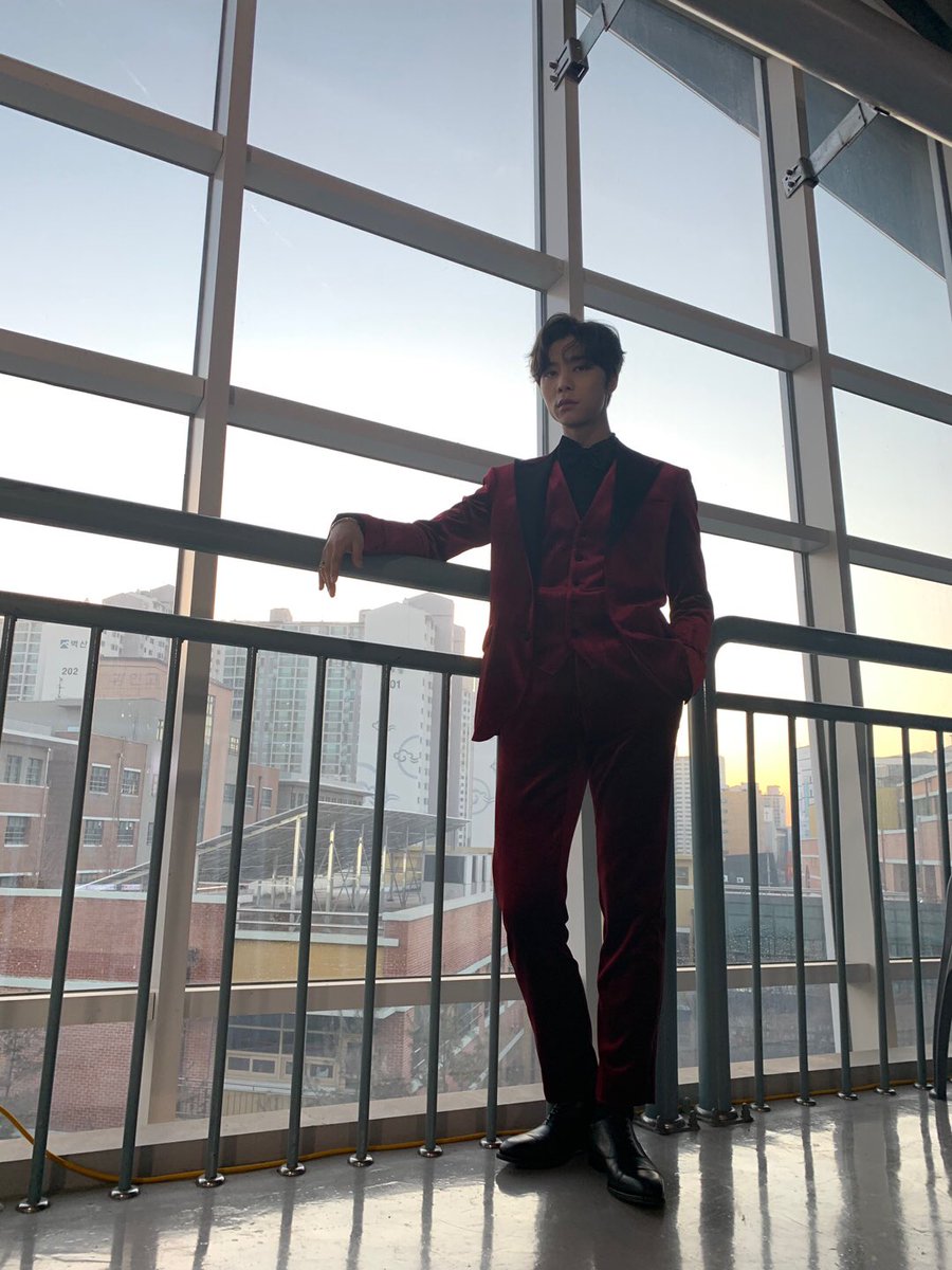 NCTsmtown_127's tweet photo. 🏆🌱💚#NCT127 
#SMA2019 #서울가요대상 #NCT https://t.co/qdBdmfcRKy