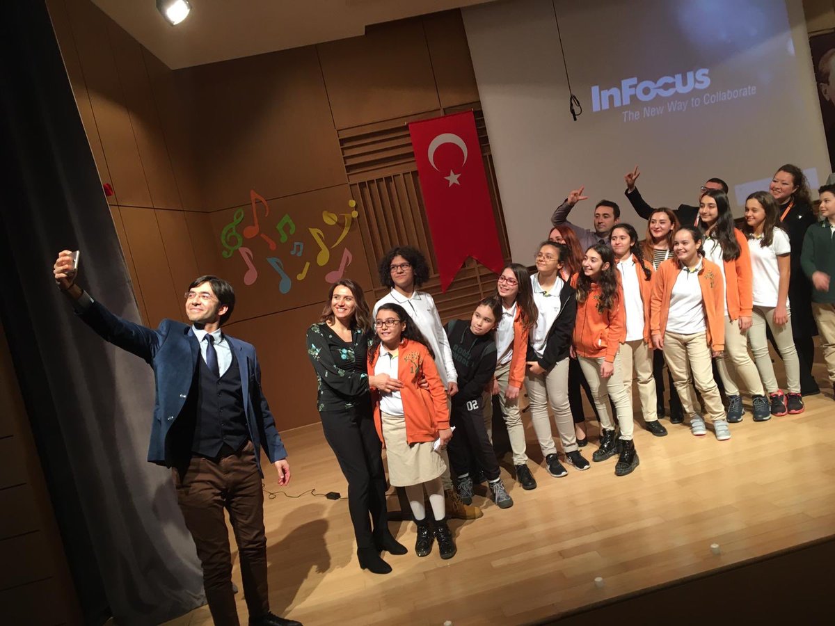 Şiir, gökkuşağının yedi rengini çocuk gülüşlerinde aramaktır. “ Müzik ve Şiir Dinletisi” ile sanata yolculukta bize eşlik eden herkese teşekkür ederiz. #doğadatürkçe #Mavişehir3DoğaKoleji #türkçezümresi <a href="/KvancBarlas/">Kıvanç Barlas 🇹🇷</a> <a href="/denizfunda35/">Deniz F.K</a> <a href="/YildirimHurihan/">Hurihan Yıldırım KURTARAN</a> <a href="/HunerTopcu/">Hüner Topçu</a> @caglaipekcii