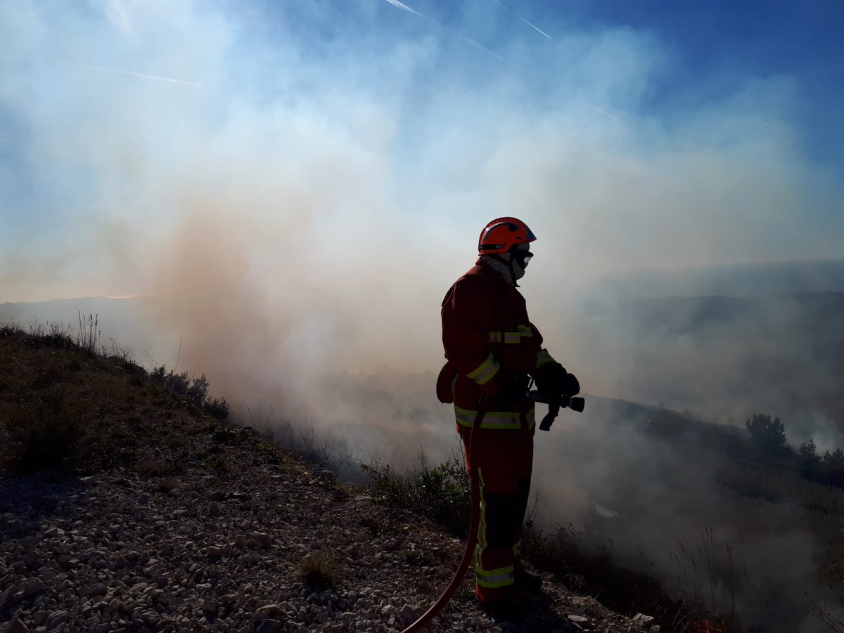 Aujourd'hui, le #BMPM a participé à une opération de brûlage dirigé, organisée par la cellule des <a href="/Pompiers_13/">Pompiers13</a> dans le massif de l’Étoile. L'objectif est d'entretenir le massif et de réduire la masse de végétaux avant la période estivale en prévention des #FeuxDeForêts  🔥🚒