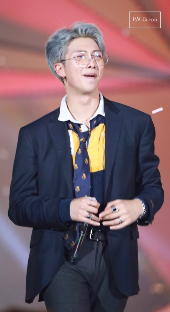 RM_Ocean's tweet photo. #김남준 #RM #서울가요대상 #SeoulMusicAwards
#HiBoyWhatYouSee？
20190115 https://t.co/gzA5CHfK78