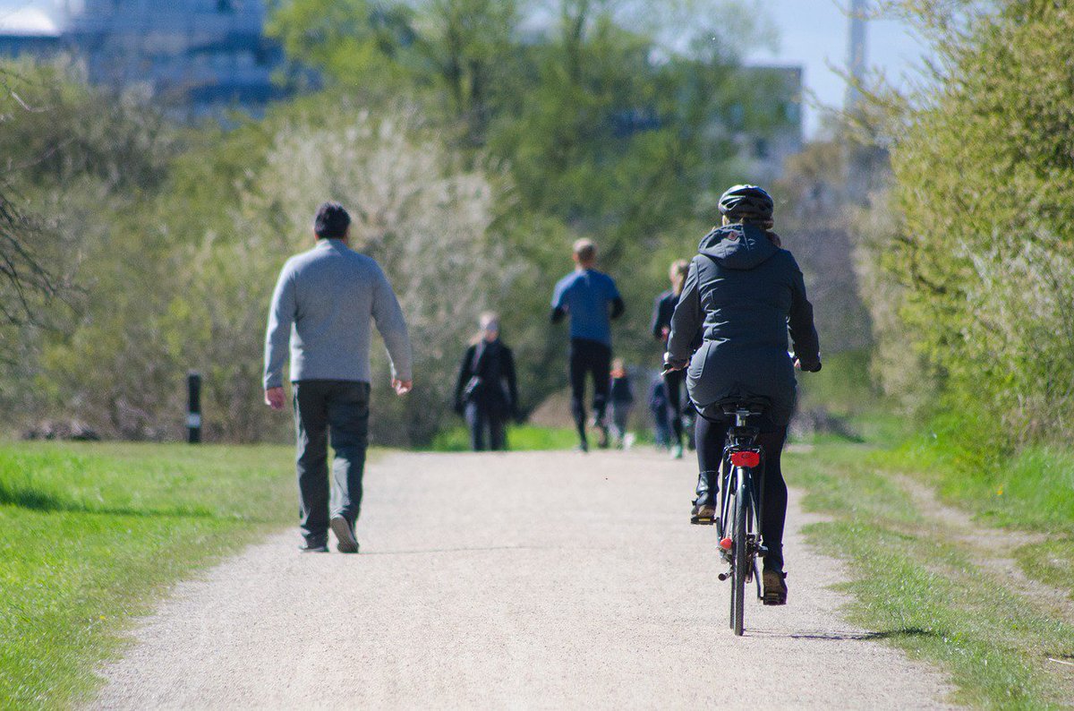 New research suggests that people with an active commute through natural spaces are more likely to experience mental health benefits! It's great to see the growing links between natural infrastructure and health. bit.ly/2QMFwcw