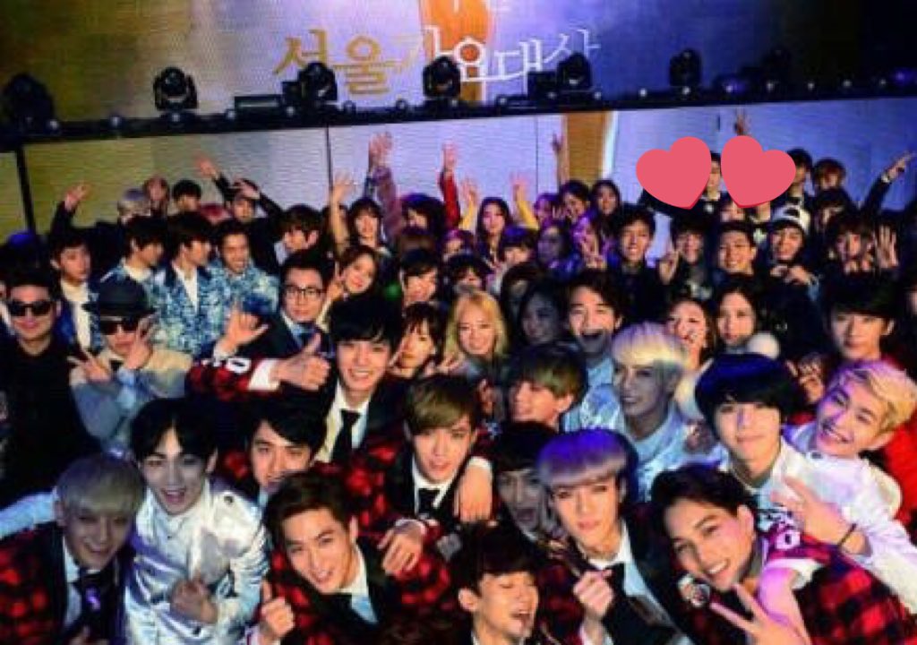 sceneryfortae's tweet photo. this always gets me...
during their debut years you barely saw Bangtan on the group photos at the end of the shows because they were always at the back, now they’re always on the front row. So proud of them @BTS_twt https://t.co/NJQn4J89rX
