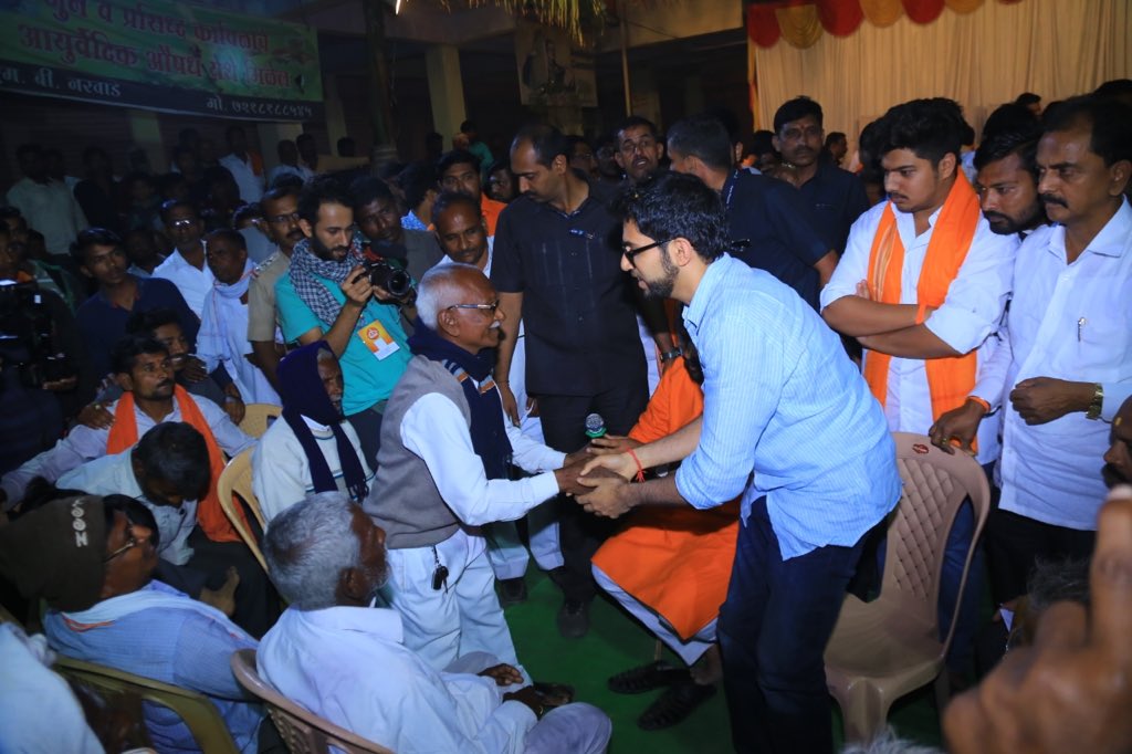 युवासेनाप्रमुख @AUThackeray यांनी आज नांदेड येथील दुष्काळग्रस्त भागातील तुप्पा येथे शेतकऱ्यांसोबत संवाद साधुन जनावरांकरीता पशुखाद्य वाटप केले.
