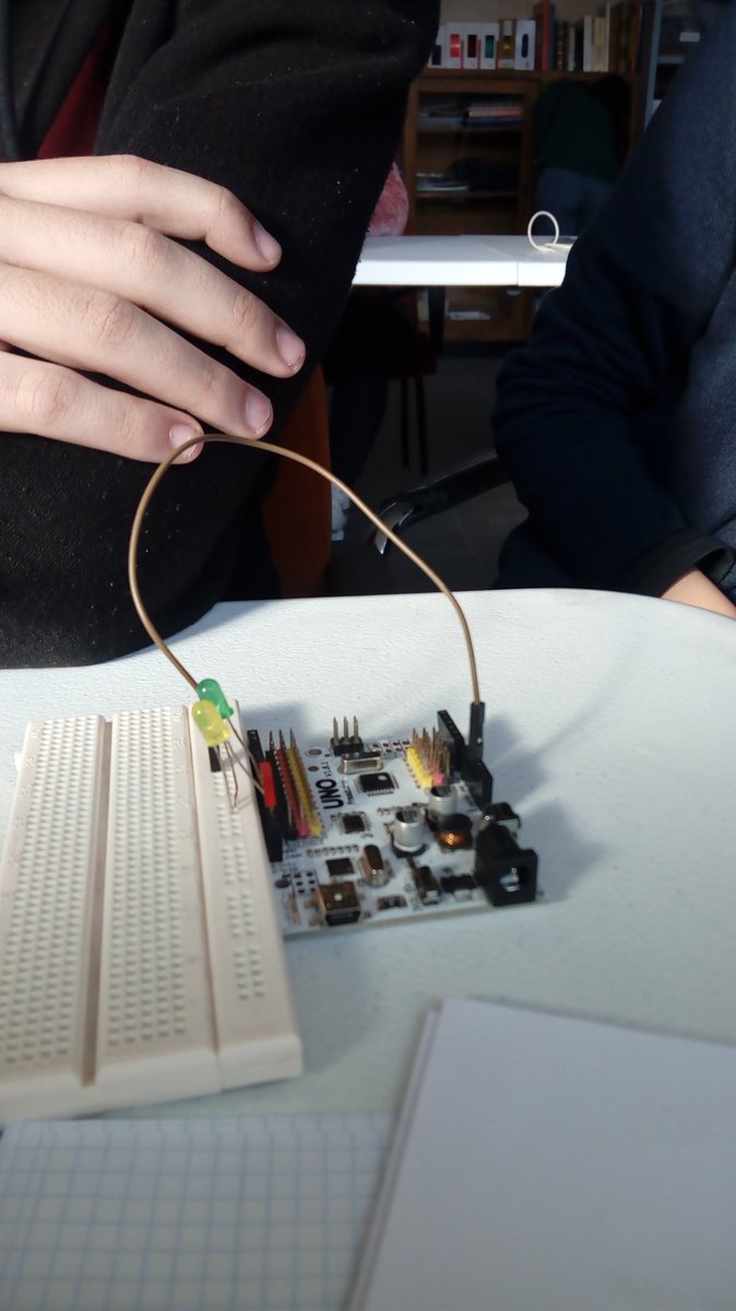 ClubCienciasCAS's tweet photo. Hoy curso de Arduino en el Club https://t.co/A8fJfQ7hd4