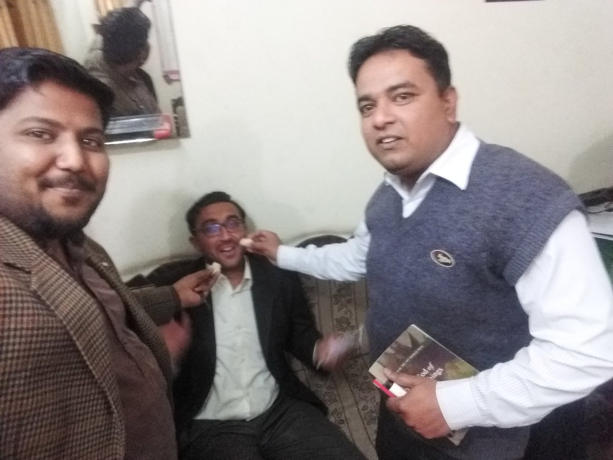 Anth78604784's tweet photo. Congratulations brother  Abdul Waheed Abbasi  on your success as Civil Judge . and thanks for treat 😉😋😉.. Esi bat py kuch  mitha hojai🤓😇 ..
@FatahBhutto @SoomroJameel @saleempppp @FarrukhRaja @Suhail_G_ @Sonidada2 @KhuhroNida https://t.co/l0PJYsquvL