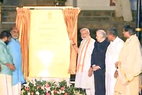 Received PrimeMinister @narendramodi at the SreePadmanabhaSwamy temple in Thiruvananthapuram for the unveiling of a plaque of the Swadesh Darshan project. But when the local MP,MLA&Mayor were to enter the temple w/him for darshan, we learned that @PMOIndia had cut us from d list.