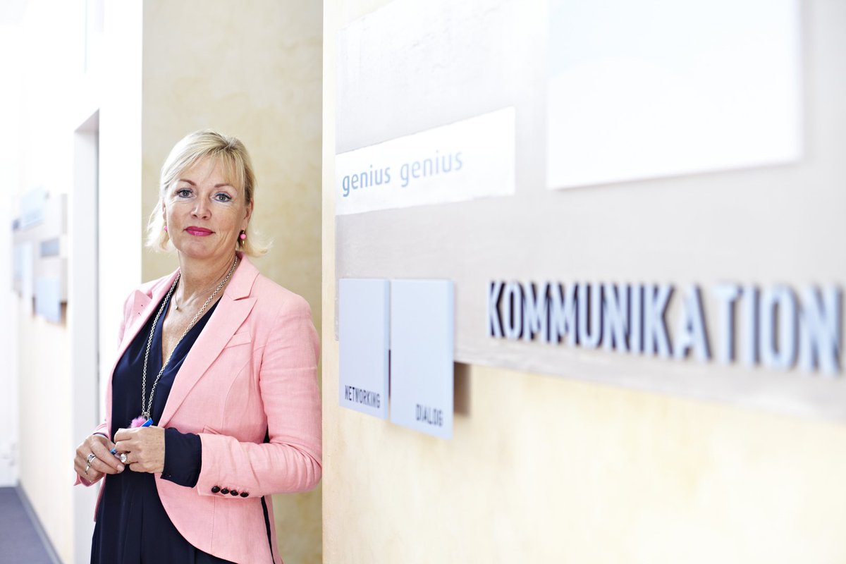 Jens_Joachim's tweet photo. Hessens designierte #Digitalministerin @KSinemus kommt - wie könnte es anders sein - aus der @DA_Digitalstadt - MP Volker Bouffier (CDU) will die parteilose Darmstädter Präsidentin der @IHKDarmstadt an den Kabinettstisch holen - https://t.co/CDgGm3NPXd via @FRlokal #FRDarmstadt https://t.co/nlPavUhwdh