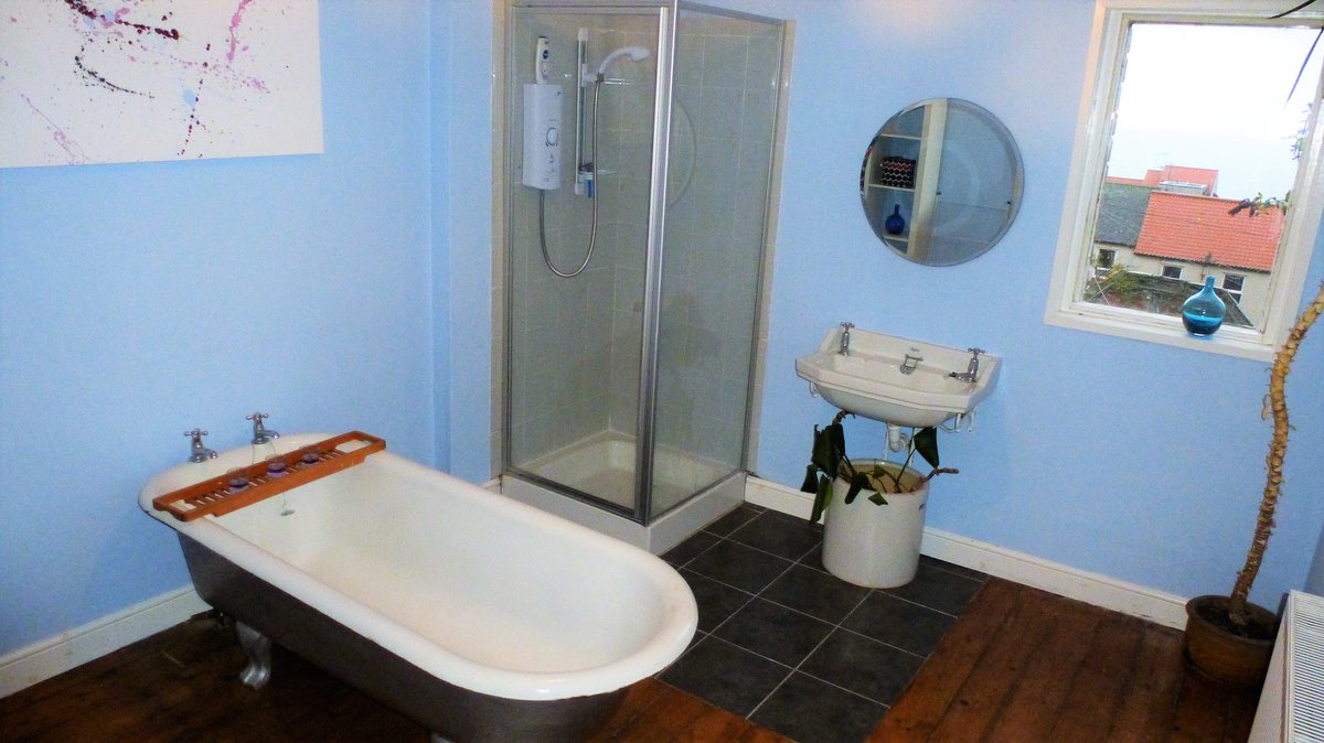 CruzProperty's tweet image. TO LET - 115A High St, Dunbar £575pcm 
A large spacious part furnished  two bedroom apartment situated on the first floor with central location on Dunbar's main High Street.  @LothianLoop #Propertytolet #Cruz #Propertymanagement #Dunbar