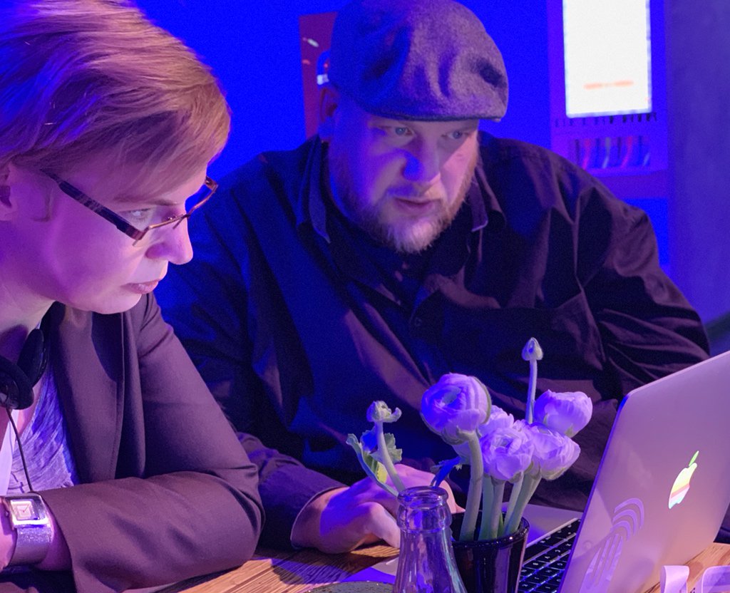 schwarzesgold's tweet photo. Basteln am @Eventgefluester #Podcast. Heute Abend kommt die Sonderfolge mit Speakern der #BrandEx19! 🎧 https://t.co/bwnOxYbfE6