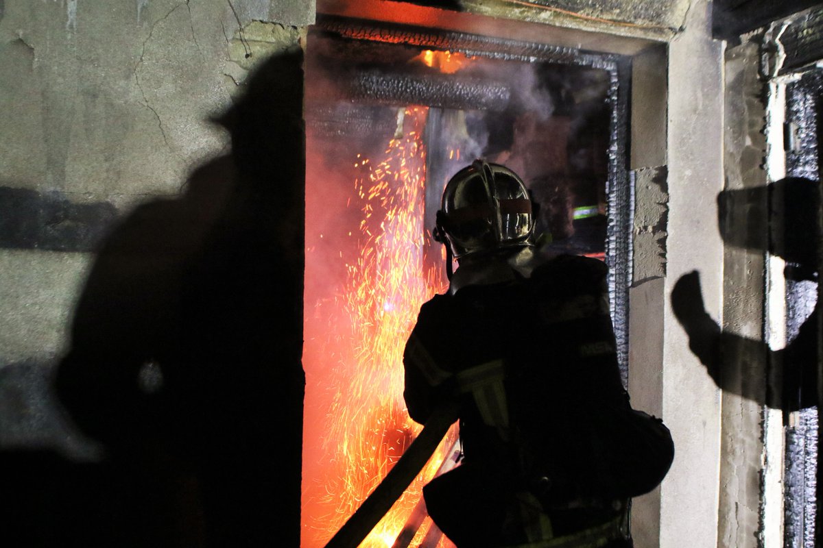 SDIS44's tweet photo. // Intervention 🚒
Les #pompiers sont intervenus cette nuit à Saint-Julien-de-Concelles pour un feu de maison. L'action des secours a permis de limiter efficacement la propagation de l'incendie.
📸© SDIS 44 - C.GRANIER https://t.co/jZrSGTmS6n