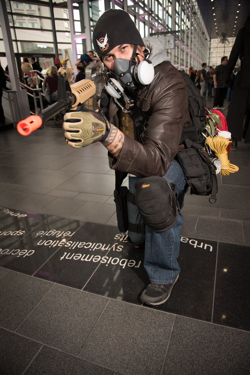 jonelang's tweet photo. #comicconquebec this past octobe. Cosplay pics taken by @pmdagenaisphoto who wanted a mean rogue look. i hope i pulled it off. (pt1) https://t.co/b207nCxXBP