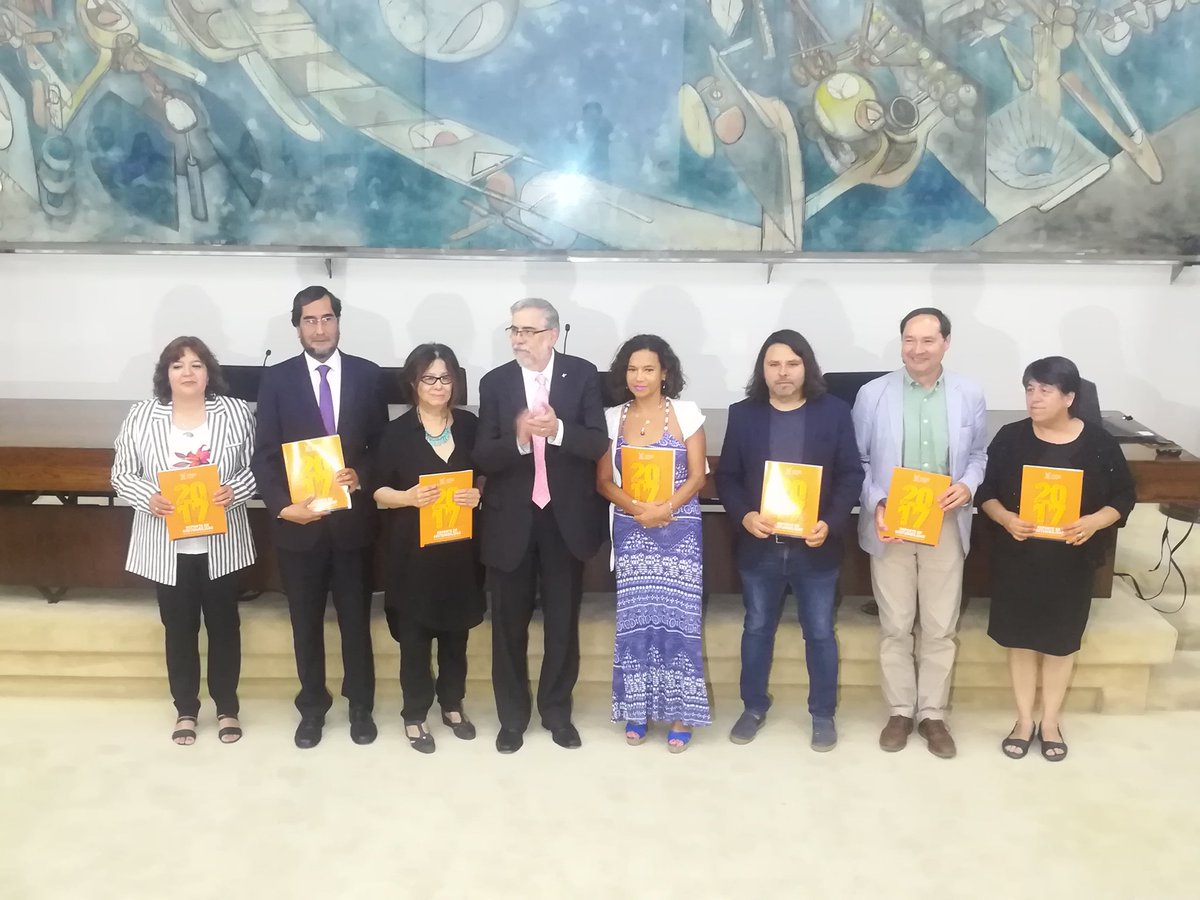 Rector @Usach entrega Reporte de Sostenibilidad 2017 a autoridades y representantes de la Institución y de Unidades Mayores