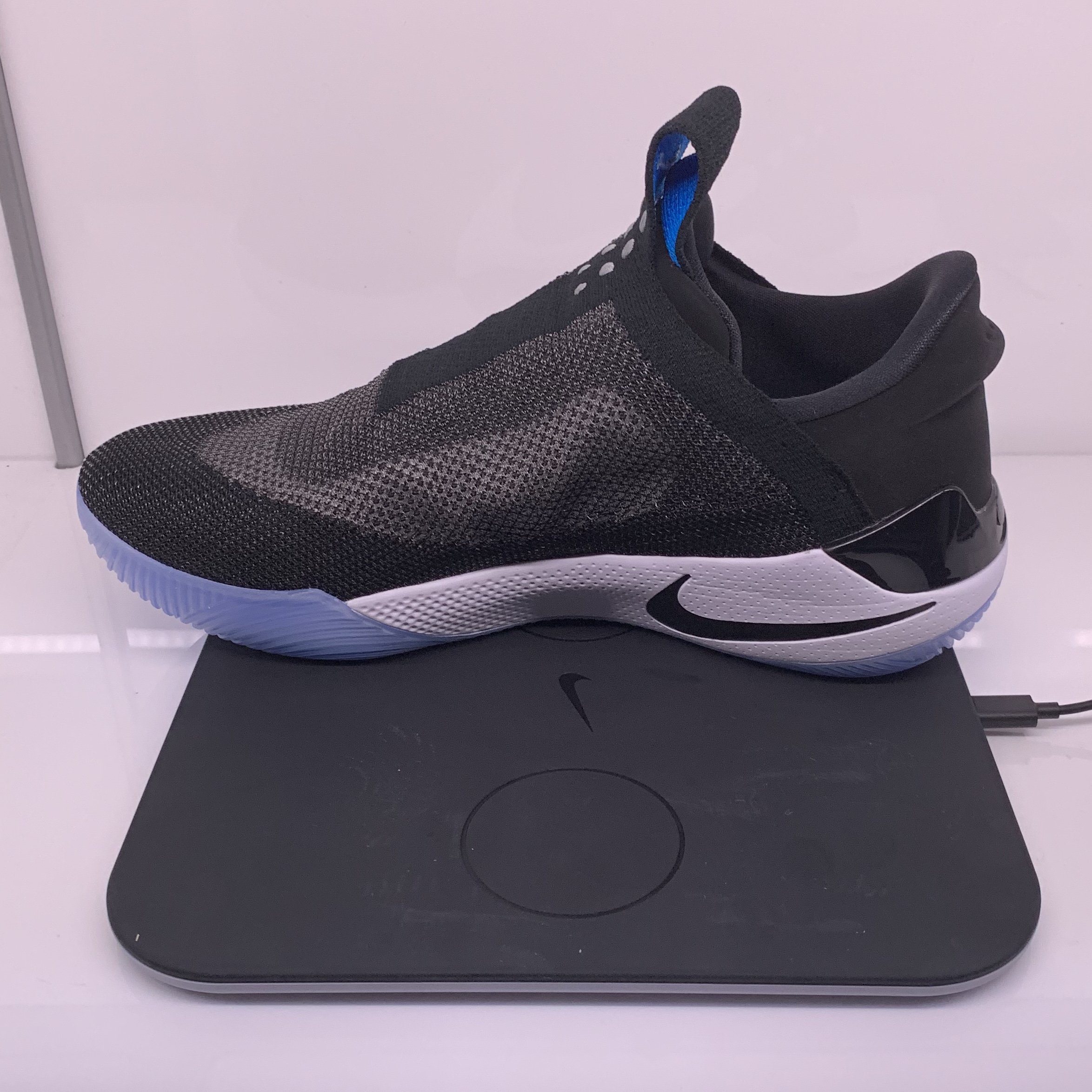 تويتر J23 iPhone App على تويتر: "Each pair of Nike Adapt BB with a wireless charging pad, charge about 2 weeks https://t.co/QdoeJIMgkR"