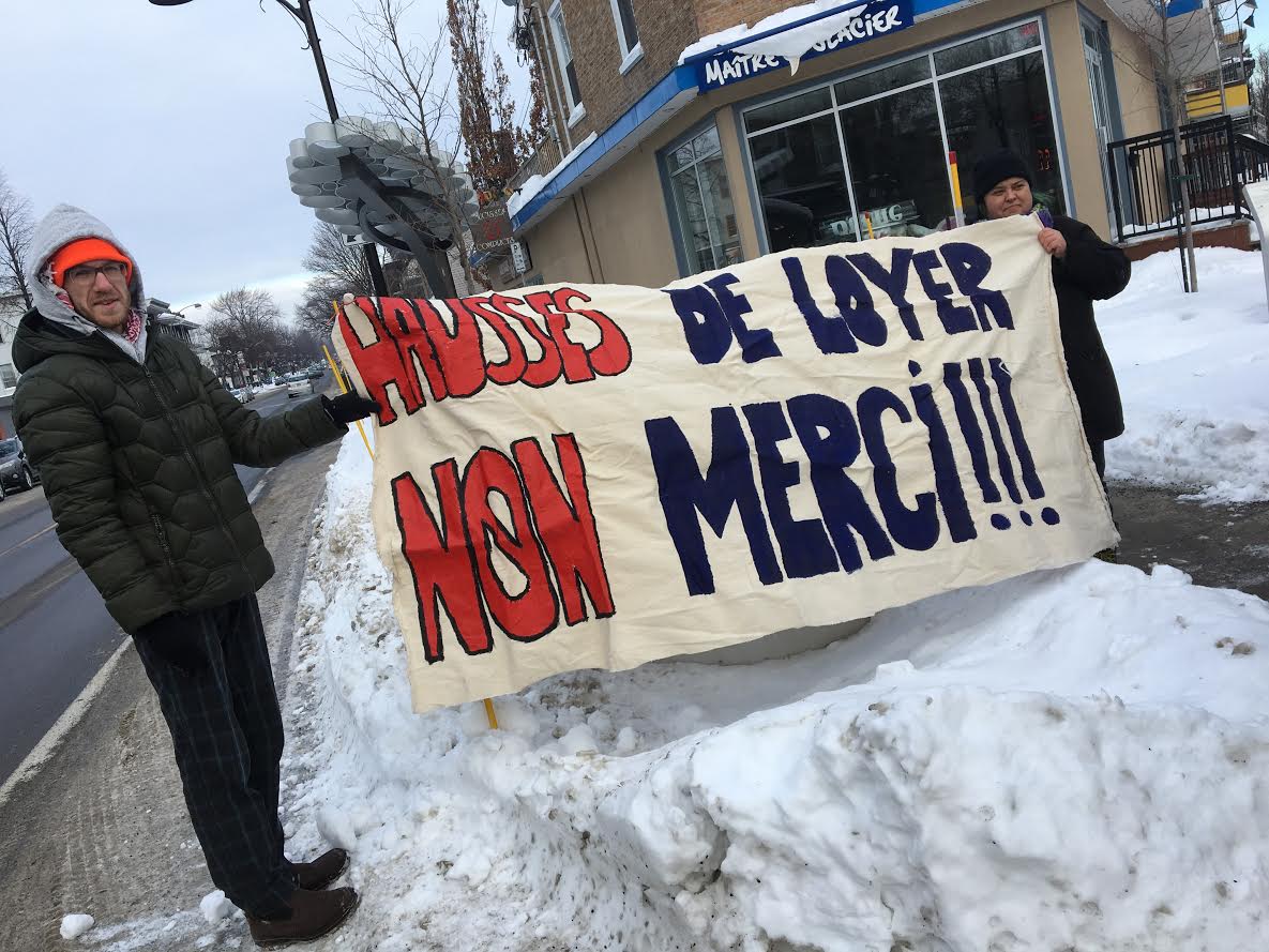 Un rassemblement a eu lieu ce matin à Québec pour dénoncer l’augmentation «abusive» du coût des loyers. Une dizaine de groupes communautaires souhaitent informer les locataires de leur droit de refuser la hausse demandée par leur propriétaire. #rcqc