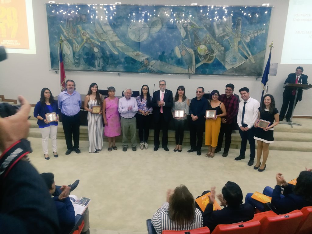 Con la entrega del Sello RSU @Usach 2019-2021 a los representantes de las iniciativas que reflejen el espíritu de Responsabilidad Social Universitaria de nuestra Casa de Estudios, finaliza la ceremonia de Presentación del Reporte de Sostenibilidad 2017.