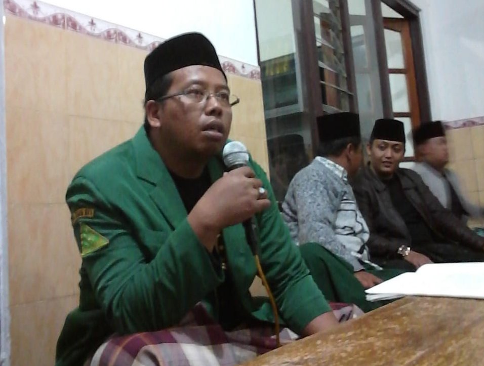 Seorang tamu bertanya kpd Mbah Siradj Payaman;

Mbah,laron niku halal apa haram?
"Kamu coba sembelih,kalo mengeluarkan darah,boleh kamu makan."Jawab mbah Siradj tanpa melukai perasaan si penanya.

Dakwah dg cara hikmah
ادع الى سبيل ربك بالحكمة والموعظة الحسنة

~K Khasanul Ator