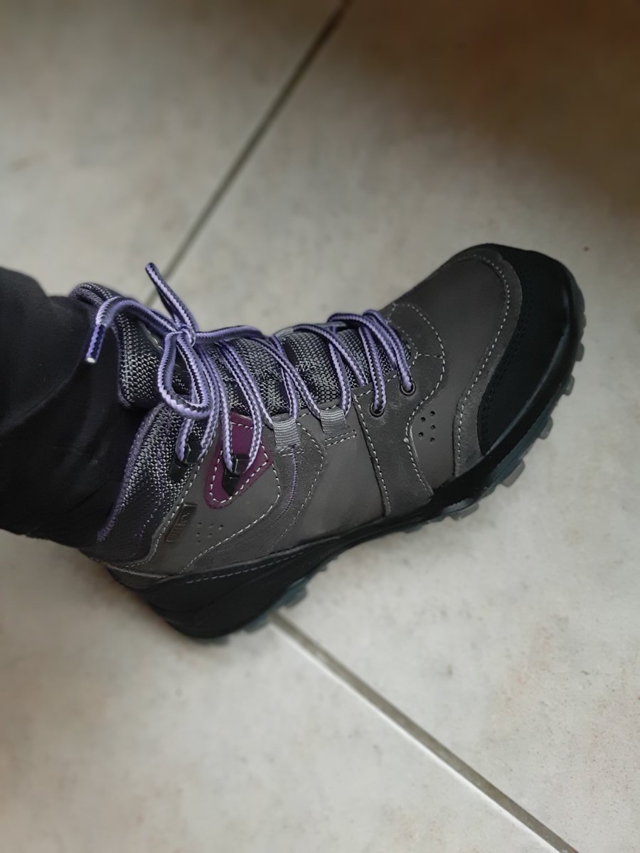 C_Koolhoven's tweet image. Nieuwe schoentjes #wandelschoenen #postbode