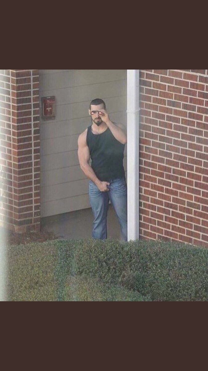 905Culture's tweet image. Me trying to discreetly scratch my inner thigh