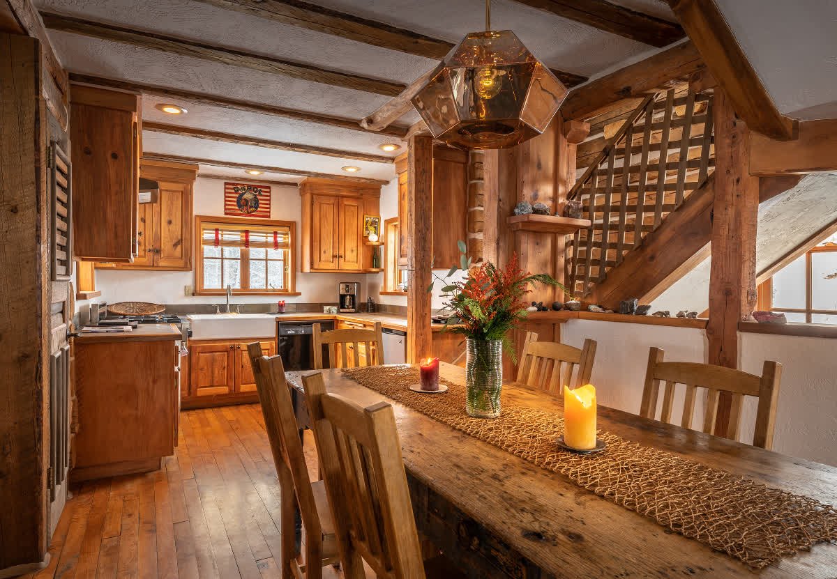 DuntonHotSpring's tweet image. Potter House kitchen - this is our largest cabin with 5 bedrooms and 3.5 bathrooms...perfect family getaway  📸: @jackphotorich #duntonhotsprings #potterhouse #familygetaway #cabinliving #familyholidays #familyvacations #tomdixon @TomDixonStudio