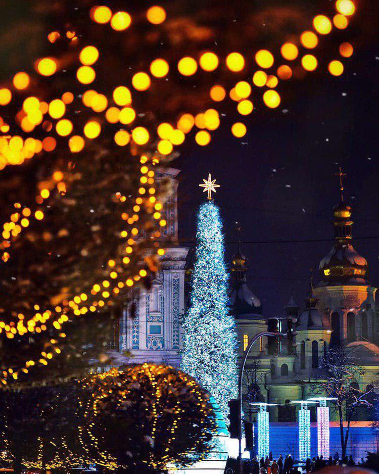 Festive fuss subsides little by little and slowly leaves the city. Have you already visited all Christmas fairs?

Photo by @istetsen
.
.
#visitkyiv #everythingstartsinkyiv
