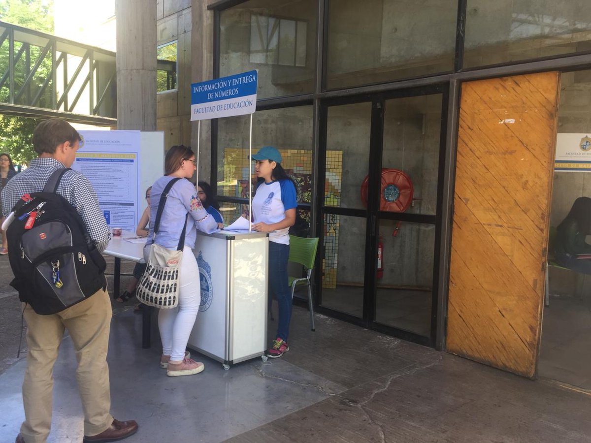 Fac_EducacionUC's tweet photo. Estamos felices de darle la bienvenida a los más de 300 novat@s que hoy se suman a la comunidad #PedagogíasUC en la @ucatolica 😍🎈🎉 ¡Mucho éxito en el comienzo de esta nueva etapa! Ahora transformemos juntos la #educación 💪🏼🤩 #PSU2018 #FelizMartes https://t.co/qGC9Cz4NVI