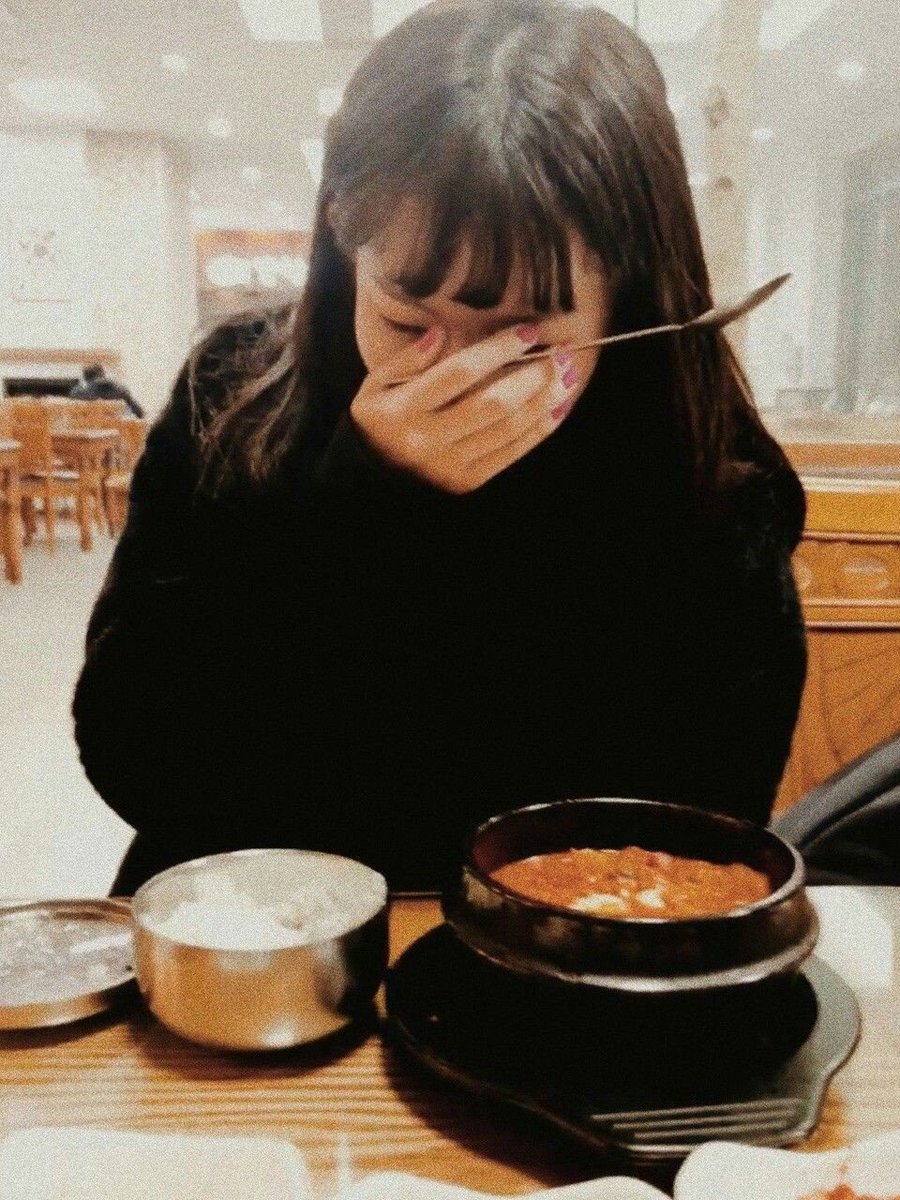 dexdaren's tweet photo. `

    @irelians                     ⅆ.ⅆ

        Zamanını bana ayırarak günün tüm sıkıcılığını çekip aldığın için minnettarım, güzel kadın. Bunu daha sık tekrar etmemiz lazım fakat bundan sonra seni çekerken yüzünü kapatma, gülerken de güzelsin, endişe etme. https://t.co/KGpr0qzl7M