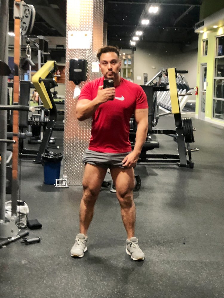 RitoBok's tweet photo. Tomarse fotos en el gym como prueba fehaciente de la vanidad!
#gay #gaymen #gaygym #vannity https://t.co/PBlsLGTMIe