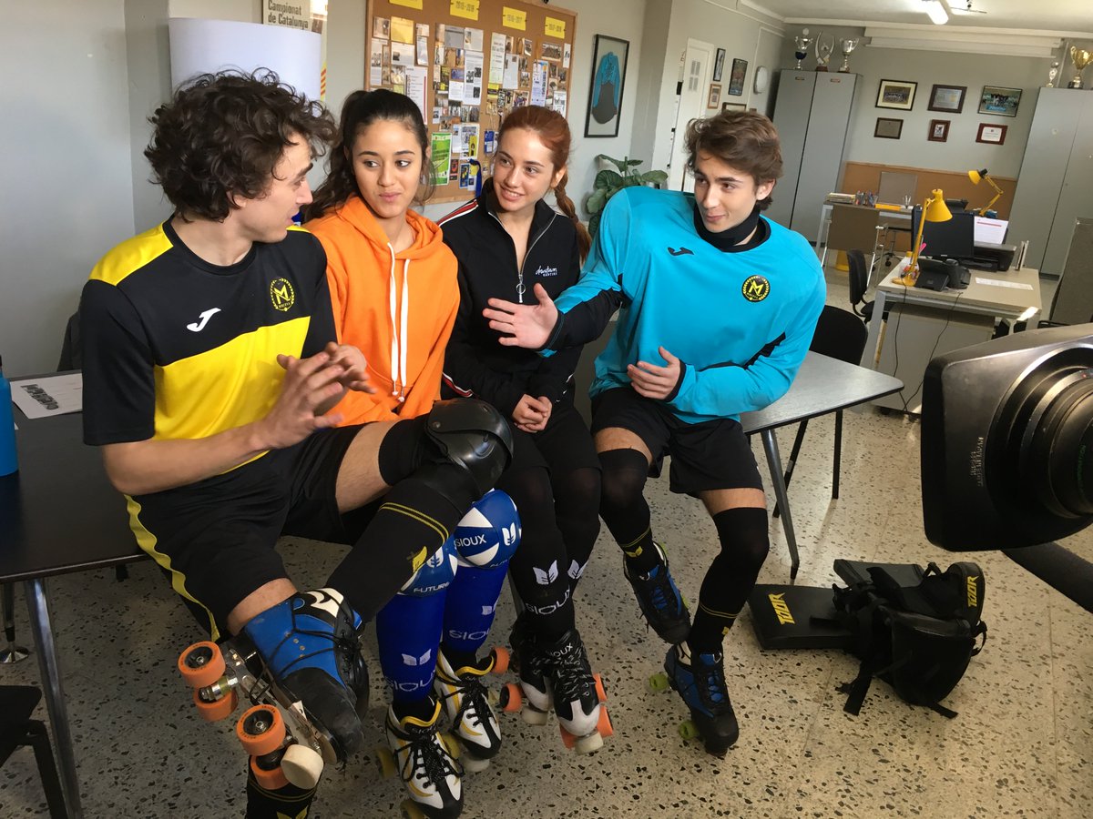 🏑📽 Algunes de les cares de la nova ficció de TV3, protagonitzada per un equip d'hoquei patins femení. Avui ens hem colat al rodatge de la nova sèrie, que s'estrenarà ben aviat 👇