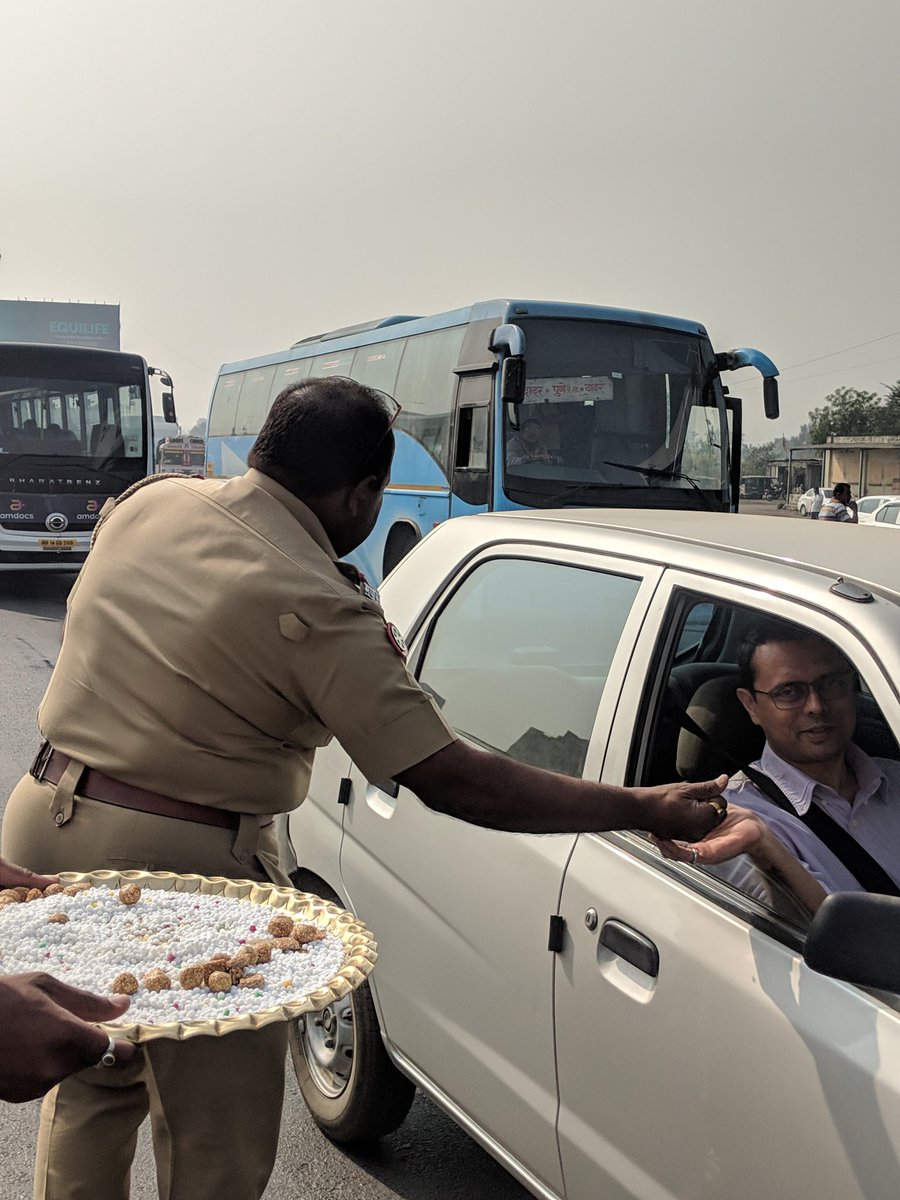 A sweet gesture by Pune traffic police.
Distributing tilgud on the road
#MakarSankranti #Police #Pune #Traffic #trafficpolice #tilgud #PongalSpecialMovie  #Pongal