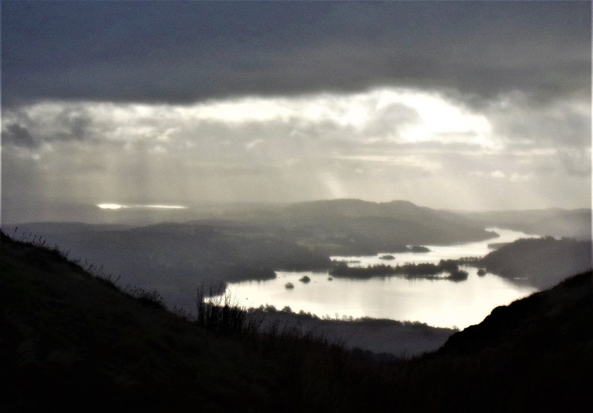 StanLeigh18's tweet photo. Dramatic #weather changes at #Windermere -  viewed on a #Wansfell &amp; #WansfellPike walk on Monday
@CumbriaWeather @PictureCumbria @glocky9 @Wainwright_Pub https://t.co/OOX5S3rXXI